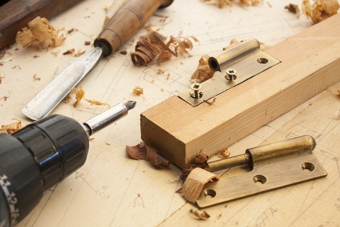 hinges on woodworking table 