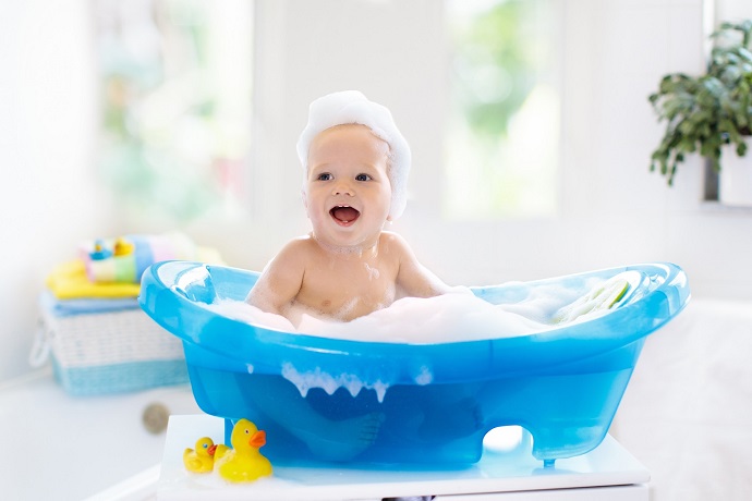 baby in blue standard plastic bath tub for toddlers