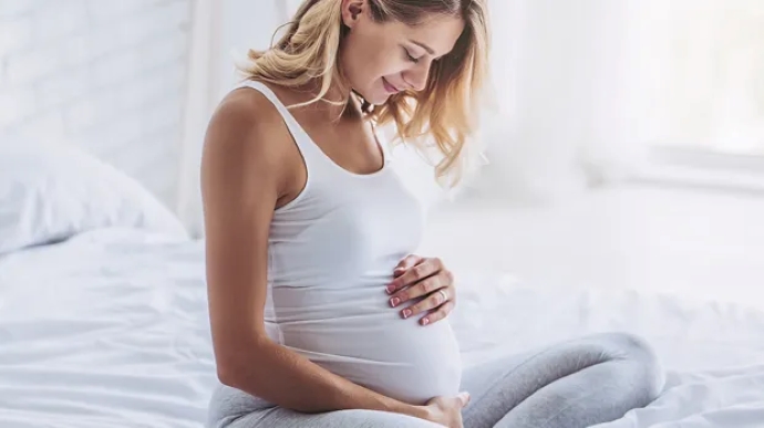 pregnant woman wearing breastfeeding singlet