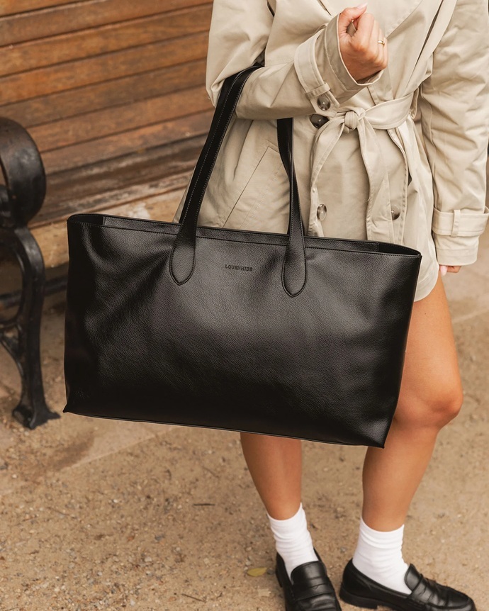 Black Tote Bags: An Essential Item in Every Woman’s Collection